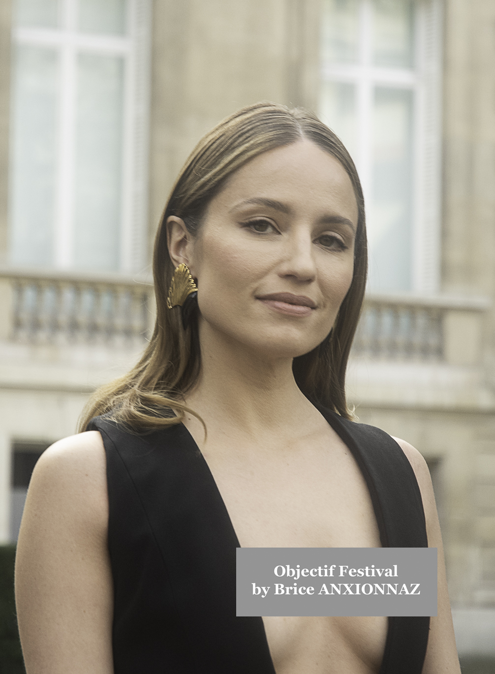 Photo streetstyle de Diane Kruger - Streetstyle photos of guest arrivals at the Nina Ricci show lors du défilé Nina Ricci Spring 2025 à Streetstyle-photos-of-guest-arrivals-at-the-Nina-Ricci-show, Paris Fashion Week le 7 March 2025 par Brice ANXIONNAZ (Objectif Festival)